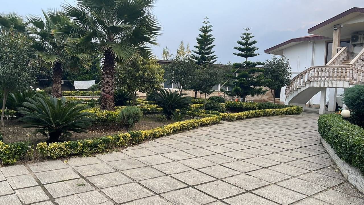 ویلا چهار خواب استخردار کارن - حیاط