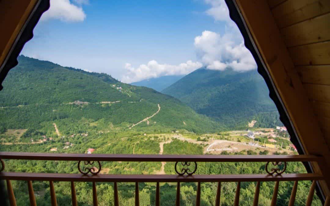 9 اقامتگاه جنگلی شمال با چشم‌انداز دریاچه و جنگل