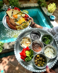 معرفی کافه‌های خاص نزدیک اقامتگاه‌ها | تجربه محلی و آرامش