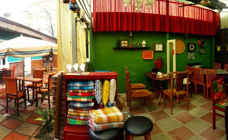 معرفی کافه‌های خاص نزدیک اقامتگاه‌ها | تجربه محلی و آرامش