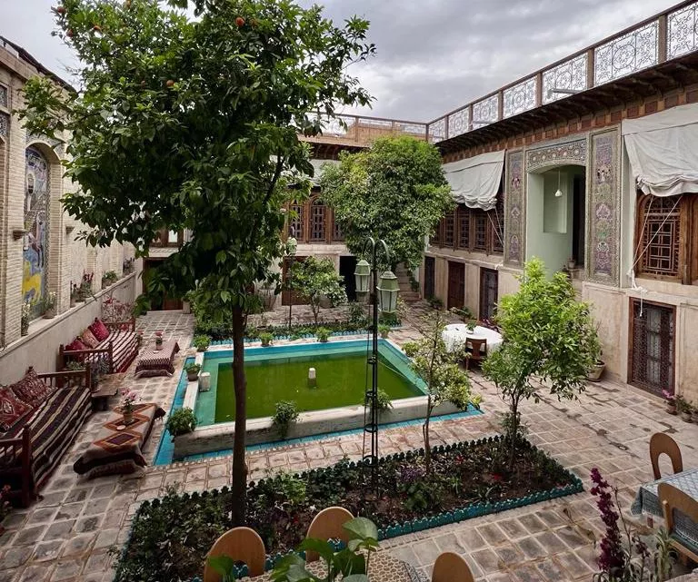 اقامتگاه سنتی خانه شیراز واحد نسترن